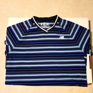 New Balance Men's Striped Polyester V-Neck Tennis T-Shirt. Ventilated Blues/Blak